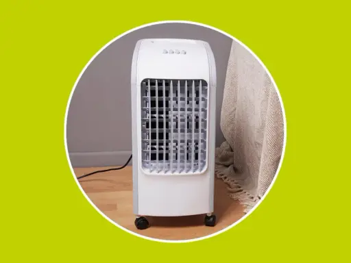 Climatizador evaporativo blanco con ruedas, ideal para entender como funciona un climatizador evaporativo y refrescar tu hogar.