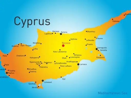 Mapa Cypru z zaznaczonymi miastami: Nikozja, Limassol, Larnaka, Famagusta. Gdzie jest Cypr? Na Morzu Śródziemnym.
