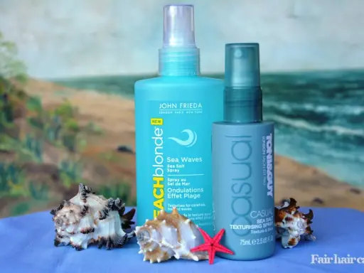 Dwa spraye z solą morską na włosy: John Frieda Beach Blonde i Toni&Guy Casual. Idealne na plażowe fale!