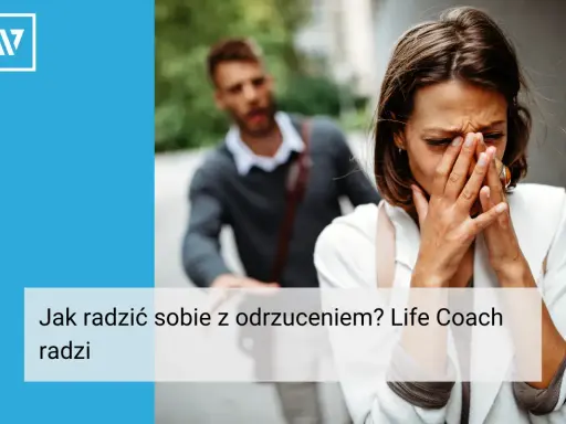 Kobieta płacze, zasłaniając twarz dłońmi. W tle widać oddalającego się mężczyznę. Jak sobie poradzić z odrzuceniem przez faceta? Life coach radzi.