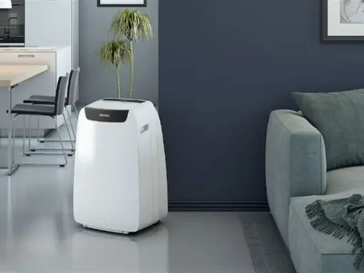 Un climatiseur Electrolux blanc, discret et moderne, se tient dans un salon épuré, prêt à rafraîchir l'espace.