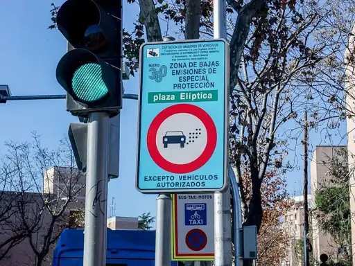 Señal de tráfico en una zona eco de Madrid, indicando "Zona de Bajas Emisiones de Especial Protección" en Plaza Elíptica.