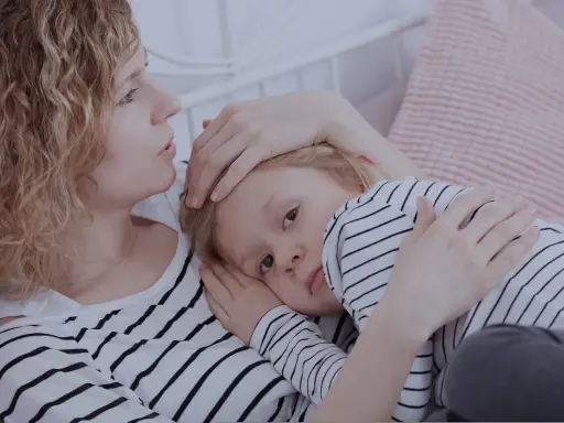 Samotna matka tuli swoje dziecko, które wtula się w jej ramię.
