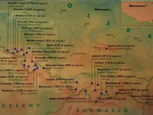 Mapa Polski z zaznaczonymi szczytami, w tym Rysy, Babia Góra i Śnieżnik, tworzącymi korona gór Polski.