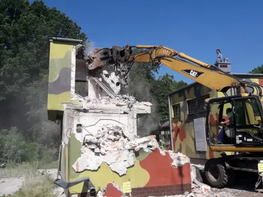 Ile kosztuje rozbiórka budynku? Cennik i sekrety oszczędności