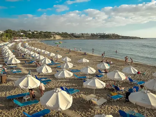 Piękna plaża na Cyprze, gdzie cypr pogoda w listopadzie pozwala na relaks pod białymi parasolami.