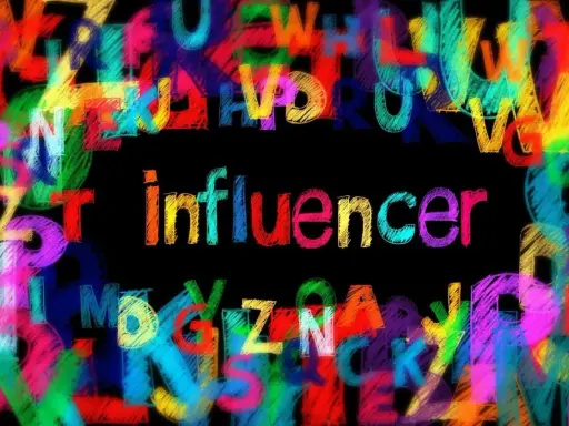 Kolorowe litery tworzą tło dla napisu "influencer". To jak zeamsone 5 influencerek tekst, pełen barw i przekazu.