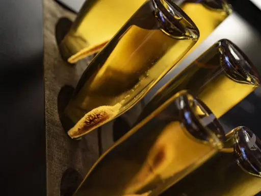 Flaschen mit Hefeablagerungen, bereit zum Degorgieren. Der Prozess des Degorgierens entfernt unerwünschte Sedimente aus Schaumwein.