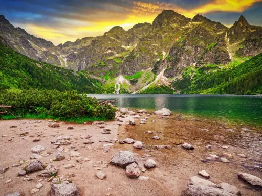 Jezioro Morskie Oko, jedno z 10 najpiękniejszych miejsc w górach, otoczone skalistymi szczytami i zielonymi lasami.