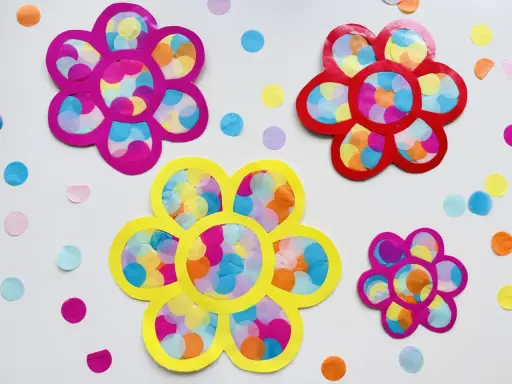 Bunte Blumen aus Papier und Seidenpapier, perfekt zum Fensterdeko basteln mit Kindern.