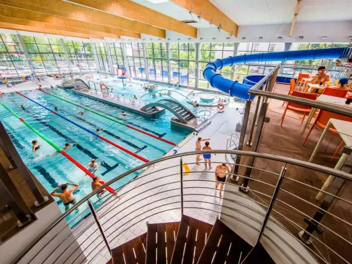 Basen z atrakcjami dla dzieci w Jeleniej Górze: zjeżdżalnia, basen sportowy i strefa relaksu.