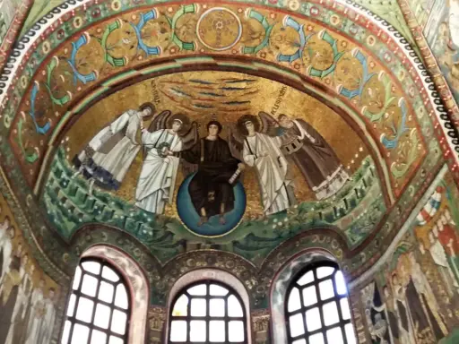 Mosaici bizantini a Ravenna: Cristo in trono tra angeli, un'ispirazione per cosa fare oggi a Ravenna e dintorni.