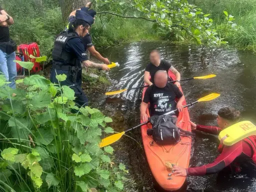 Policja przeprowadza rutynową kontrolę trzeźwości kajakarzy na rzece. Jeden z funkcjonariuszy używa alkomatu.