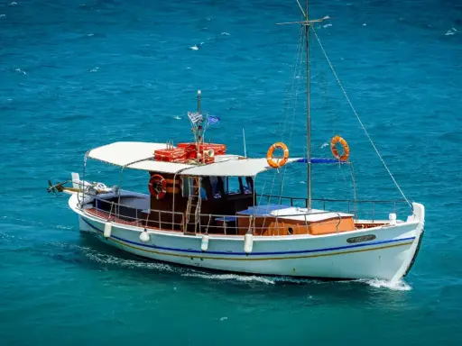 Bateau blanc naviguant sur mer bleue. Le test VHF marine est en cours, tout est prêt pour la traversée.