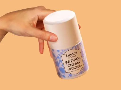 Dłoń trzymająca krem z retinolem LilyAna Naturals.