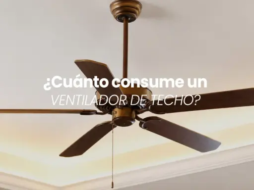 Un ventilador de techo de madera oscura, con la pregunta "¿Cuánto consume un ventilador de techo?" superpuesta.