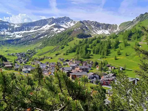 Villaggio alpino in Liechtenstein, con montagne innevate sullo sfondo. Un luogo incantevole da esplorare, scopri cosa vedere!