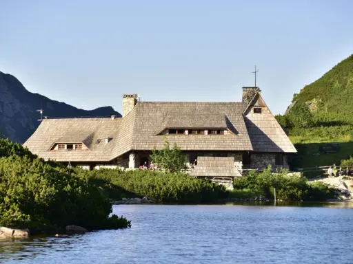 Ile kosztuje nocleg w schronisku? Przewodnik po cenach i zniżkach.