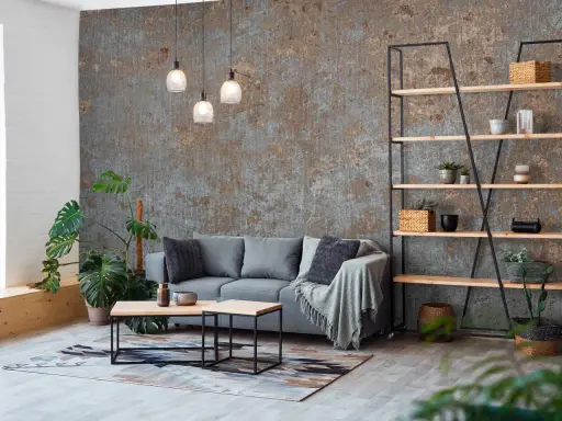 Nowoczesny salon z szarą sofą, stolikami kawowymi i regałem. W tle industrialna fototapeta ze zdjęcia.