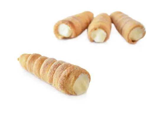 Słodkie rurki z kremem, idealne na deser. Zastanawiasz się, ile kcal ma rurka z kremem?