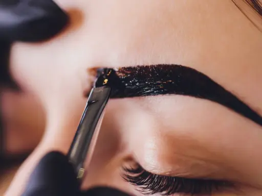 Co to henna? Poznaj jej sekrety, rodzaje i bezpieczne użycie.
