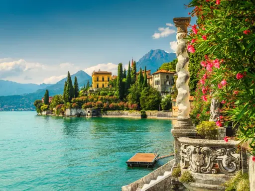 Una gita fuori porta Milano: ville storiche, natura rigogliosa e il lago azzurro creano uno scenario da sogno.