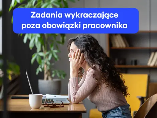 Kobieta zamyślona nad zadaniami wykraczającymi poza obowiązki pracownika.