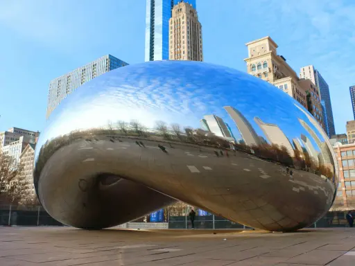 Chicagowskie "Fasolka" odbija drapacze chmur i niebo. To obowiązkowy punkt na liście "chicago co zobaczyć".