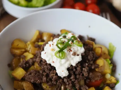 Herzhaftes Gericht mit Hackfleisch, Kartoffeln und Quark – ein ideales proteinreiches Abendessen.