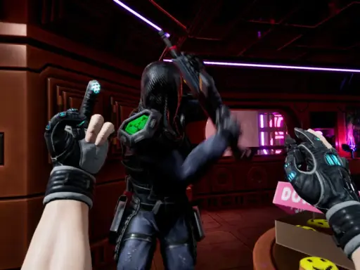 Gracz w rękawicach z neonowym blaskiem przygotowuje się do walki w świecie System Shock. W tle widać przeciwnika w cybernetycznym pancerzu.