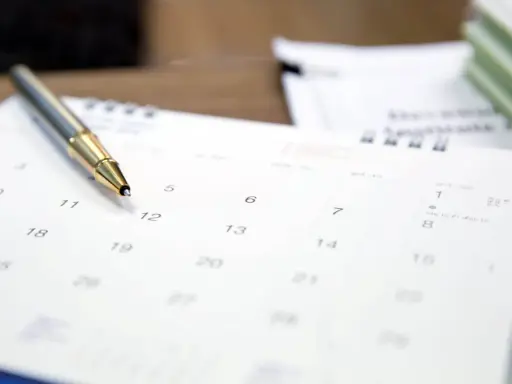 Długopis na kalendarzu. Czy pracodawca może zmienić godziny pracy? Planowanie zmian w harmonogramie.