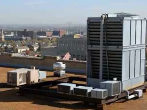 Unidades de aire acondicionado en una azotea, listas para que el aire acondicionado meta aire del exterior y refresque la ciudad.
