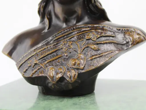 Buste en bronze d'une femme, orné de motifs floraux, dans le style d'Emmanuel Villanis.