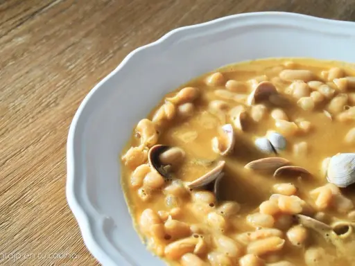 Plato de fabes con almejas, un guiso tradicional lleno de sabor y textura.
