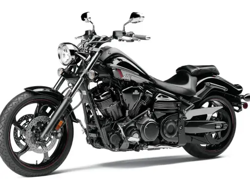 Czarny motocykl Yamaha Raider 1900, z chromowanymi elementami i sportowym wyglądem. Dane techniczne tego modelu są imponujące.