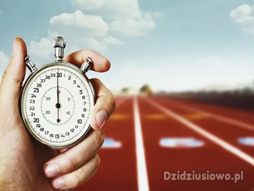 Stoper w dłoni na tle bieżni. Czas na poród, skurcze krzyżowe w ciąży odmierzane są jak na zawodach.