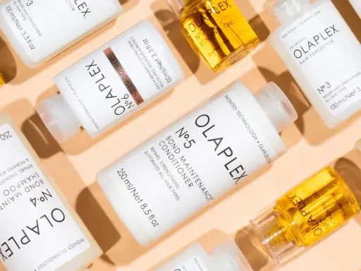 Olaplex Produkte für sichtbar repariertes Haar. Die Olaplex Wirkung zeigt sich in glänzendem, gestärktem Haar.