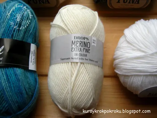 Kłębek kremowej włóczki DROPS Merino Extra Fine – co to znaczy? To superdelikatna, 100% wełna merino, idealna na ubranka.
