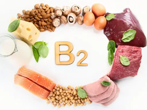 Witamina B2 na co? Produkty bogate w ryboflawinę: łosoś, mięso, wątróbka, jajka, nabiał, ser, migdały, grzyby, ciecierzyca, szpinak.