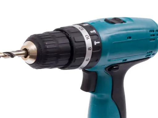 Taladro percutor inalámbrico de color turquesa con broca metálica. El simbolo taladro percutor se ve en su selector de torque.