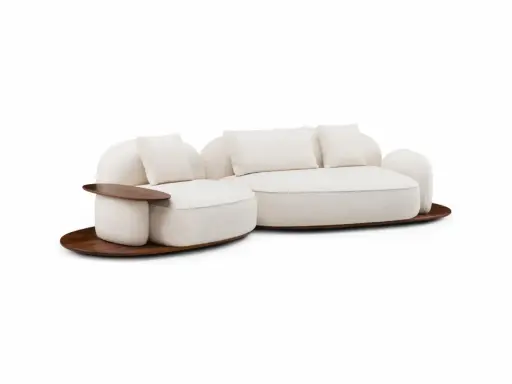 En mjuk, cremefärgad soffa med trädetaljer, designad av Luca Nichetto, står på en rund träplatta.
