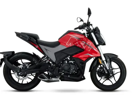 Czerwony motocykl z szarymi wstawkami, idealny na pierwsze prawo jazdy kat A. Dynamiczny design i sportowy wygląd.