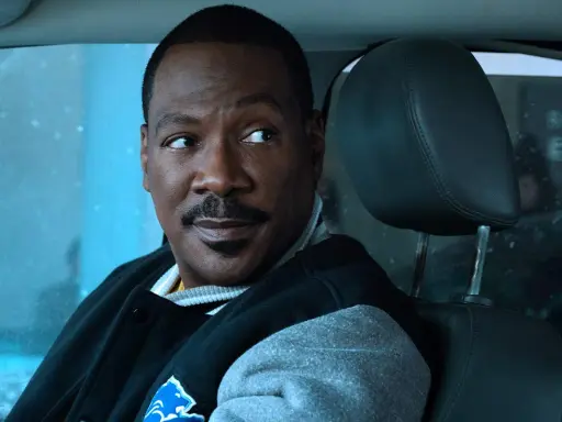 Eddie Murphy i en bomberjacka, redo för nya äventyr i en av sina filmer.