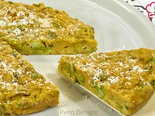 Una fetta di torta salata asparagi, dorata e cosparsa di parmigiano, pronta per essere gustata.