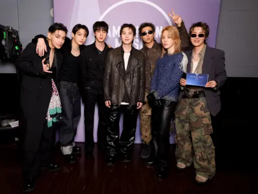 I sette membri dei BTS posano insieme, un momento che Giulia Pompili non dimenticherà.