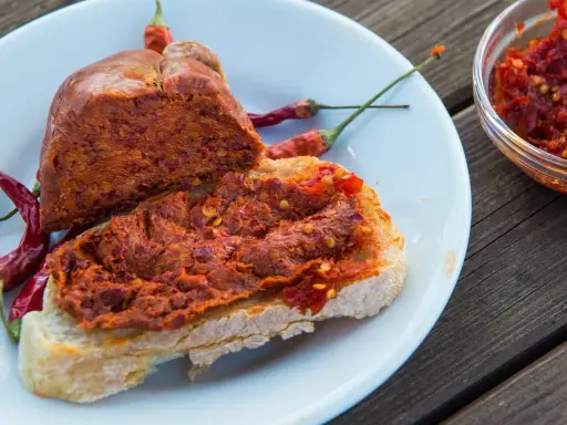 Fetta di pane con 'nduja e peperoncino, un assaggio di vero mangiare calabrese.