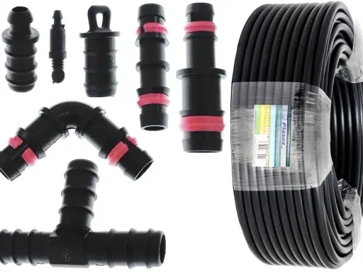Varias partes de una manguera: conectores, codos, tes y un rollo de manguera negra.