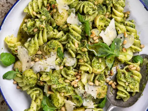 En närbild av en härlig pastasallad med pesto, pinjenötter och parmesan. Perfekt för en snabb och smakrik lunch.