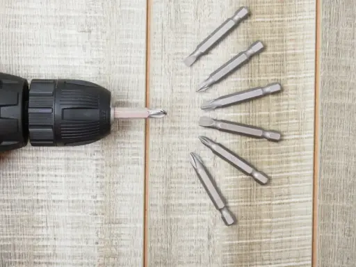 Taladro con broquero y un conjunto de puntas de impacto listas para cualquier tarea.