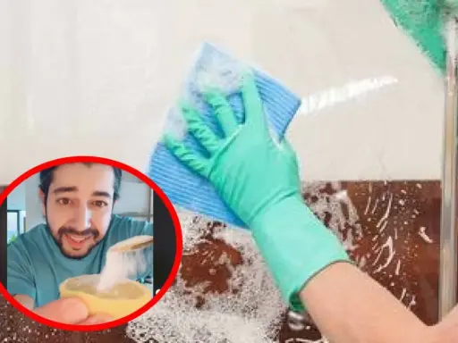 Domowy sposób na czyszczenie kabiny prysznicowej: ocet i soda oczyszczona. Mężczyzna pokazuje, jak przygotować ekologiczny środek czyszczący.